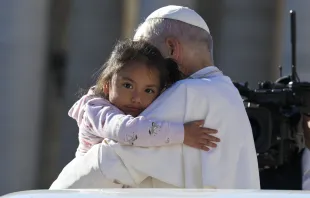البابا لاوون الرابع عشر يعانق طفلة في ساحة القدّيس بطرس-الفاتيكان يوم 8 أكتوبر/تشرين الأوّل 2025 مصدر الصورة: فاتيكان ميديا