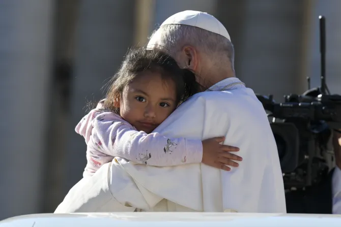 البابا لاوون الرابع عشر يعانق طفلة في ساحة القدّيس بطرس-الفاتيكان يوم 8 أكتوبر/تشرين الأوّل 2025