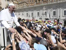 البابا فرنسيس يحيّي حشدًا من الشبّان والشّابّات في ساحة القدّيس بطرس في 1 حزيران 2022