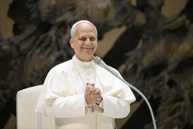 البابا لاوون الرابع عشر يلتقي المشاركين في يوبيل الحياة المكرّسة في قاعة بولس السادس الفاتيكانيّة يوم 10 أكتوبر/تشرين الأوّل 2025