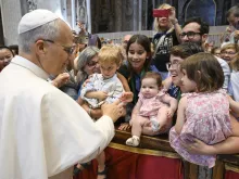 البابا لاوون الرابع عشر يحيّي حجّاج أبرشيّات أومبريا الإيطاليّة في بازيليك القدّيس بطرس-الفاتيكان يوم 13 سبتمبر/أيلول 2025