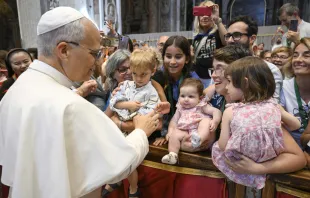 البابا لاوون الرابع عشر يحيّي حجّاج أبرشيّات أومبريا الإيطاليّة في بازيليك القدّيس بطرس-الفاتيكان يوم 13 سبتمبر/أيلول 2025 مصدر الصورة: فاتيكان ميديا