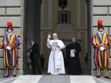 البابا لاوون يتلو صلاة التبشير الملائكيّ يوم 15 أغسطس/آب الماضي في ساحة الحرّية-كاستل غاندولفو الإيطاليّة