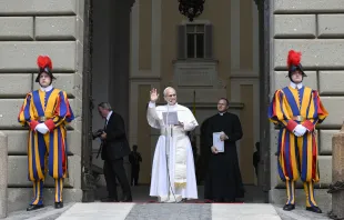 البابا لاوون يتلو صلاة التبشير الملائكيّ يوم 15 أغسطس/آب الماضي في ساحة الحرّية-كاستل غاندولفو الإيطاليّة مصدر الصورة: فاتيكان ميديا