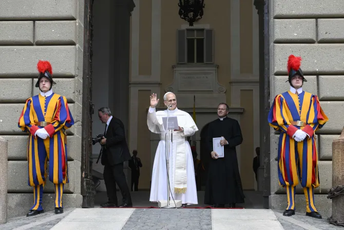 البابا لاوون يتلو صلاة التبشير الملائكيّ يوم 15 أغسطس/آب الماضي في ساحة الحرّية-كاستل غاندولفو الإيطاليّة