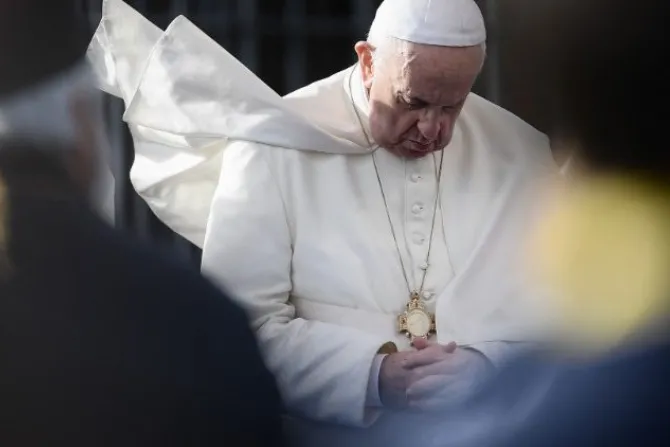 البابا فرنسيس مصلّيًا
