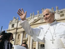 البابا لاوون الرابع عشر يحيّي المؤمنين في ساحة القدّيس بطرس الفاتيكانيّة في خلال مقابلة عامّة أسبوعيّة في سبتمبر/أيلول 2025