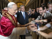 البابا لاوون يحيّي المؤمنين في خلال زيارته بازيليك القدّيس بولس خارج الأسوار في العاصمة الإيطاليّة روما في مايو/أيّار  2025