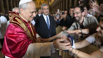 البابا لاوون يحيّي المؤمنين في خلال زيارته بازيليك القدّيس بولس خارج الأسوار في العاصمة الإيطاليّة روما في مايو/أيّار  2025 مصدر الصورة: فاتيكان ميديا