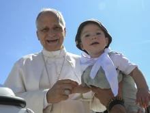 البابا لاوون الرابع عشر يبارك طفلًا في ساحة القدّيس بطرس-الفاتيكان ضمن يوبيل العاملين في قطاع العدل (سبتمبر/أيلول 2025)