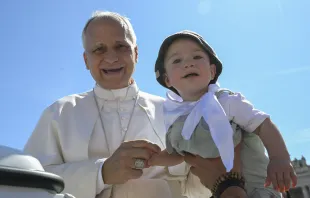 البابا لاوون الرابع عشر يبارك طفلًا في ساحة القدّيس بطرس-الفاتيكان ضمن يوبيل العاملين في قطاع العدل (سبتمبر/أيلول 2025) مصدر الصورة: فاتيكان ميديا