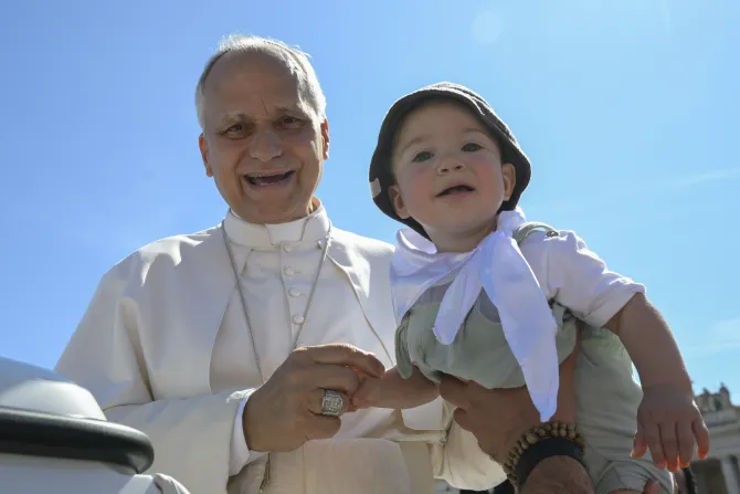 البابا لاوون الرابع عشر يبارك طفلًا في ساحة القدّيس بطرس-الفاتيكان ضمن يوبيل العاملين في قطاع العدل (سبتمبر/أيلول 2025)
