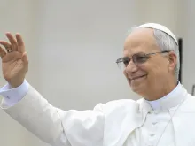 البابا لاوون الرابع عشر يحيّي المؤمنين في ساحة القدّيس بطرس الفاتيكانيّة ضمن مقابلة عامّة أسبوعيّة يوم 21 مايو/أيّار 2025