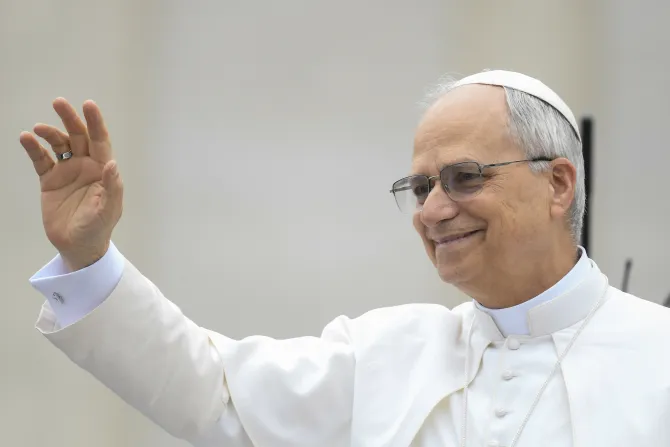 البابا لاوون الرابع عشر يحيّي المؤمنين في ساحة القدّيس بطرس الفاتيكانيّة ضمن مقابلة عامّة أسبوعيّة يوم 21 مايو/أيّار 2025