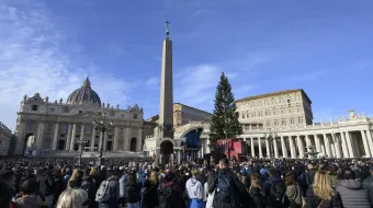 في اليوم الأخير من العام 2025، يترأّس البابا لاوون الرابع عشر في بازيليك القدّيس بطرس الفاتيكانيّة صلاة الغروب مساءً لمناسبة عيد والدة الإله ويتلو مع المؤمنين نشيد الشكر «أللهمّ نمدحكَ». مصدر الصورة: فاتيكان ميديا