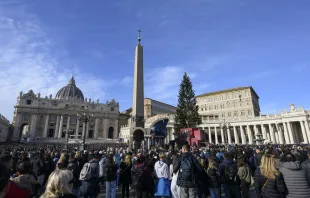 في اليوم الأخير من العام 2025، يترأّس البابا لاوون الرابع عشر في بازيليك القدّيس بطرس الفاتيكانيّة صلاة الغروب مساءً لمناسبة عيد والدة الإله ويتلو مع المؤمنين نشيد الشكر «أللهمّ نمدحكَ». مصدر الصورة: فاتيكان ميديا