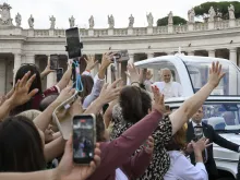 البابا لاوون الرابع عشر يحيّي المؤمنين في ساحة القدّيس بطرس الفاتيكانيّة في خلال مقابلة عامّة أسبوعيّة (24 سبتمبر/أيلول 2025)