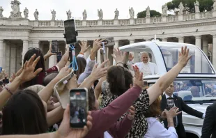 البابا لاوون الرابع عشر يحيّي المؤمنين في ساحة القدّيس بطرس الفاتيكانيّة في خلال مقابلة عامّة أسبوعيّة (24 سبتمبر/أيلول 2025) مصدر الصورة: فاتيكان ميديا