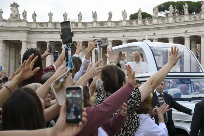 البابا لاوون الرابع عشر يحيّي المؤمنين في ساحة القدّيس بطرس الفاتيكانيّة في خلال مقابلة عامّة أسبوعيّة (24 سبتمبر/أيلول 2025)