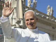 البابا لاوون الرابع عشر يحيّي المؤمنين في خلال مقابلة عامّة أسبوعيّة احتضنتها ساحة القدّيس بطرس الفاتيكانيّة في 25 يونيو/حزيران 2025