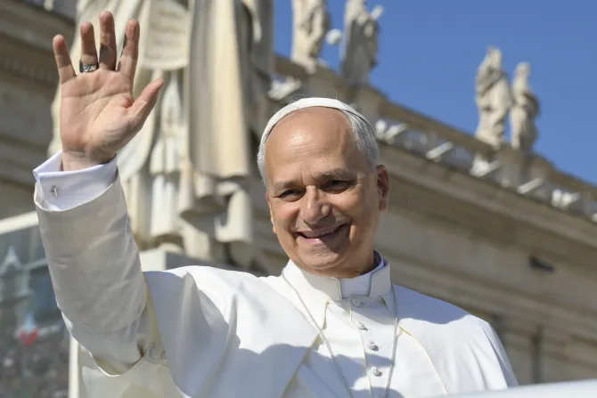 البابا لاوون الرابع عشر يحيّي المؤمنين في خلال مقابلة عامّة أسبوعيّة احتضنتها ساحة القدّيس بطرس الفاتيكانيّة في 25 يونيو/حزيران 2025