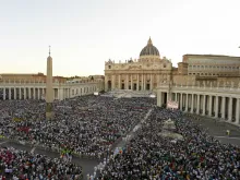 شبّان وشابّات من مختلف أقطار العالم يشاركون في الذبيحة الإلهيّة في ساحة القدّيس بطرس الفاتيكانيّة لافتتاح يوبيل الشبيبة في شهر يوليو/تمّوز 2025