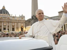 البابا لاوون يحيّي الحجّاج في ساحة القدّيس بطرس-الفاتيكان في خلال صلاة ليوبيل الشبيبة (29 يوليو/تمّوز 2025)