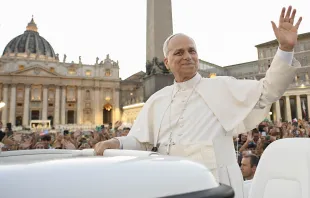 البابا لاوون يحيّي الحجّاج في ساحة القدّيس بطرس-الفاتيكان في خلال صلاة ليوبيل الشبيبة (29 يوليو/تمّوز 2025) مصدر الصورة: فاتيكان ميديا