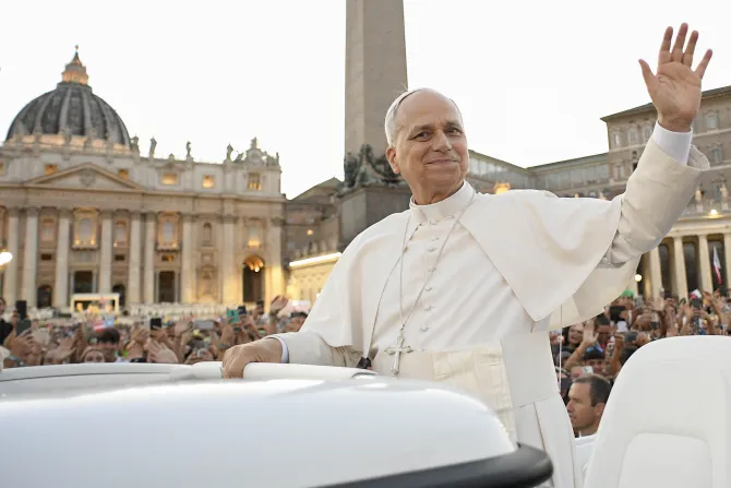 البابا لاوون يحيّي الحجّاج في ساحة القدّيس بطرس-الفاتيكان في خلال صلاة ليوبيل الشبيبة (29 يوليو/تمّوز 2025)