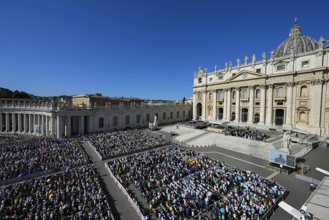 البابا لاوون الرابع عشر يُجري المقابلة العامّة الأسبوعيّة في ساحة القدّيس بطرس الفاتيكانيّة يوم 30 يوليو/تمّوز 2025
