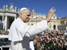 البابا لاوون الرابع عشر يحيّي المؤمنين في خلال المقابلة العامّة الأسبوعيّة يوم 30 يوليو/تمّوز 2025