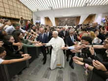 البابا لاوون الرابع عشر يلتقي مجموعة طلّاب لمناسبة يوبيل عالم التعليم في قاعة بولس السادس الفاتيكانيّة أمس