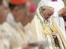 البابا فرنسيس يصلّي في بازيليك القديس بطرس ليلة رأس السنة 2023
