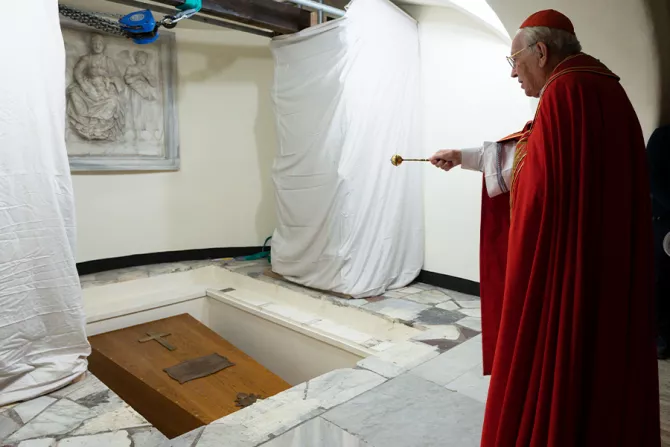 البابا الفخري بنديكتوس السادس عشر يُدفن في المغاور الفاتيكانيّة