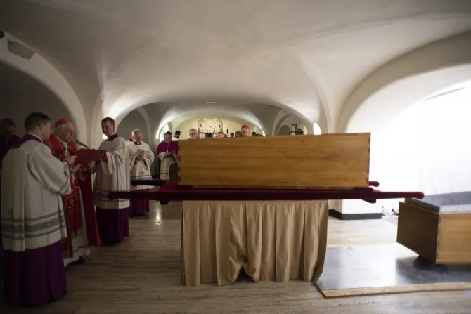 البابا الفخري بنديكتوس السادس عشر يُدفن في المغاور الفاتيكانيّة