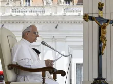 البابا لاوون يلقي كلمة في خلال مقابلة عامّة أسبوعيّة في ساحة القدّيس بطرس الفاتيكانيّة (11 يونيو/حزيران 2025)