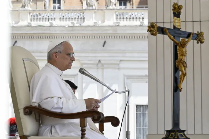 البابا لاوون يلقي كلمة في خلال مقابلة عامّة أسبوعيّة في ساحة القدّيس بطرس الفاتيكانيّة (11 يونيو/حزيران 2025)