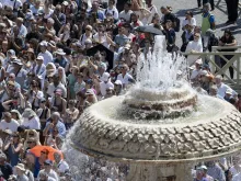 مؤمنون يتجمّعون الأحد الماضي في ساحة القدّيس بطرس الفاتيكانيّة لتلاوة صلاة التبشير الملائكيّ مع البابا لاوون الرابع عشر