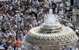 مؤمنون يتجمّعون الأحد الماضي في ساحة القدّيس بطرس الفاتيكانيّة لتلاوة صلاة التبشير الملائكيّ مع البابا لاوون الرابع عشر مصدر الصورة: فاتيكان ميديا