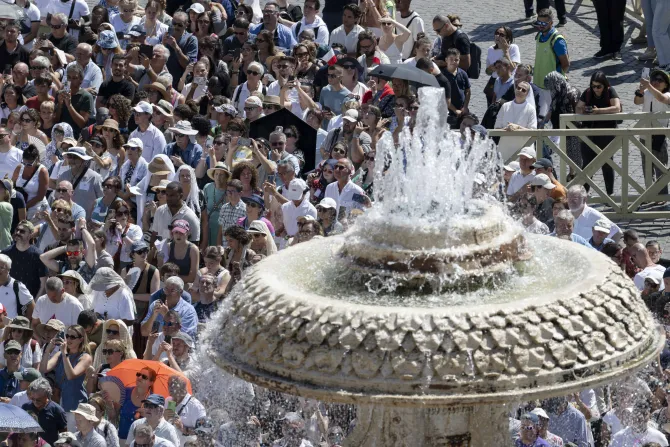 مؤمنون يتجمّعون الأحد الماضي في ساحة القدّيس بطرس الفاتيكانيّة لتلاوة صلاة التبشير الملائكيّ مع البابا لاوون الرابع عشر