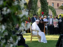البابا فرنسيس في حدائق الفاتيكان في 31 مايو/أيّار 2021