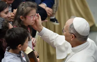 البابا لاوون الرابع عشر يبارك طفلة في خلال لقاء احتضنته قاعة بولس السادس جمعه بالعاملين في حاضرة الفاتيكان وعائلاتهم (24 مايو/أيّار 2025) مصدر الصورة: فاتيكان ميديا