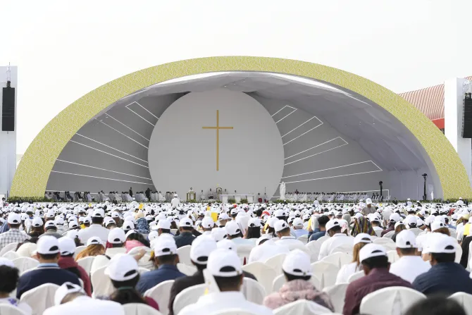 البابا فرنسيس يحتفل بالذبيحة الإلهيّة في ملعب البحرين الوطنيّ