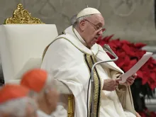 البابا فرنسيس يلقي عظة قدّاس ليلة عيد ميلاد 2022، في بازيليك القدّيس بطرس-الفاتيكان