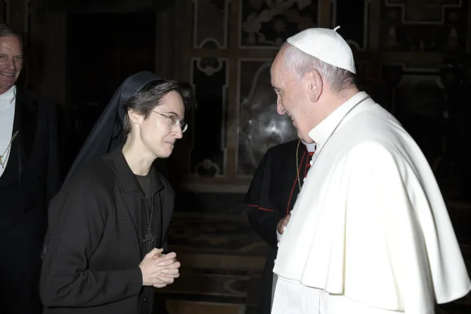 الأخت رافايلّا بيتريني مع البابا فرنسيس في نوفمبر/تشرين الثاني 2021
