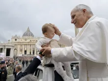 البابا لاوون الرابع عشر يبارك طفلة صباح اليوم في ساحة القدّيس بطرس الفاتيكانيّة في خلال المقابلة العامّة الأسبوعيّة
