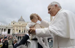 البابا لاوون الرابع عشر يبارك طفلة صباح اليوم في ساحة القدّيس بطرس الفاتيكانيّة في خلال المقابلة العامّة الأسبوعيّة مصدر الصورة: فاتيكان ميديا