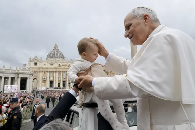 البابا لاوون الرابع عشر يبارك طفلة صباح اليوم في ساحة القدّيس بطرس الفاتيكانيّة في خلال المقابلة العامّة الأسبوعيّة