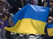 مؤمنون يرفعون العلم الأوكراني في الفاتيكان