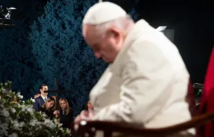 البابا فرنسيس في رتبة درب الصليب وقد بدت وراءه صديقتان، إحداهما أوكرانيّة والأخرى روسيّة، حملتا الصليب في المحطّة 13 من الرتبة - Provided by: Vatican Media null